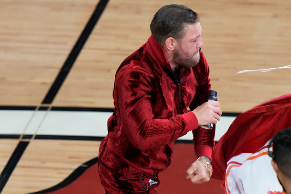 Während NBA-Spiel: Conor McGregor prügelt Maskottchen in die Notaufnahme!