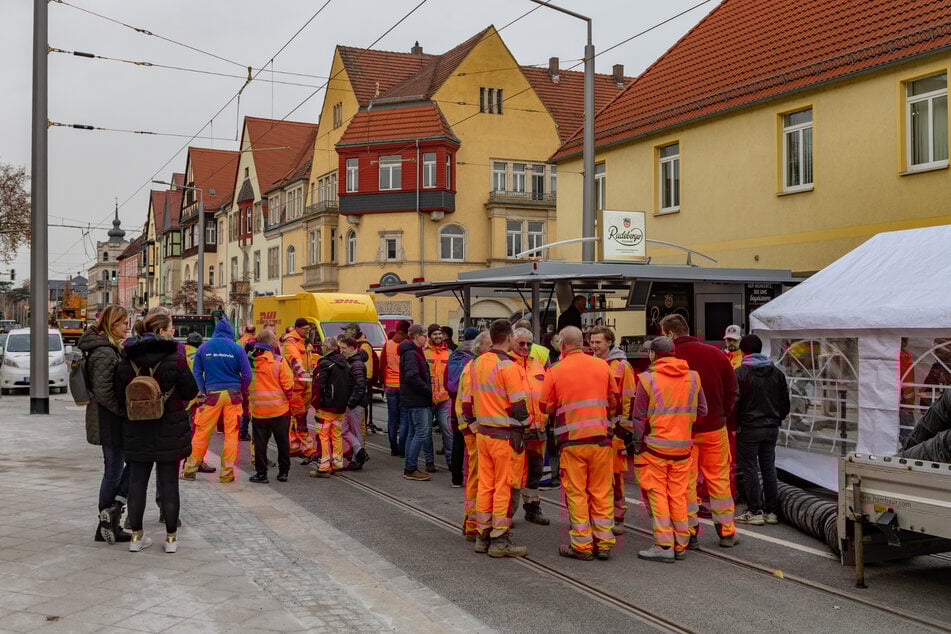 Die fleißigen Bauarbeiter ließen sich am Freitag von der "Laubegaster Gemeinschaft" bei Bier und Bratwurst feiern.