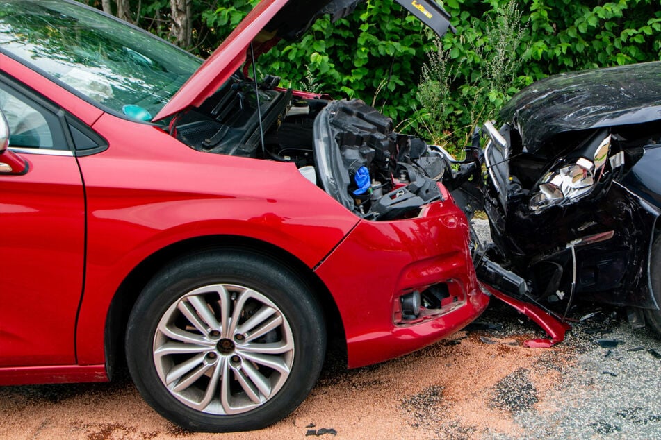 Heftiger Crash: Schwangere Frau und weitere Personen verletzt