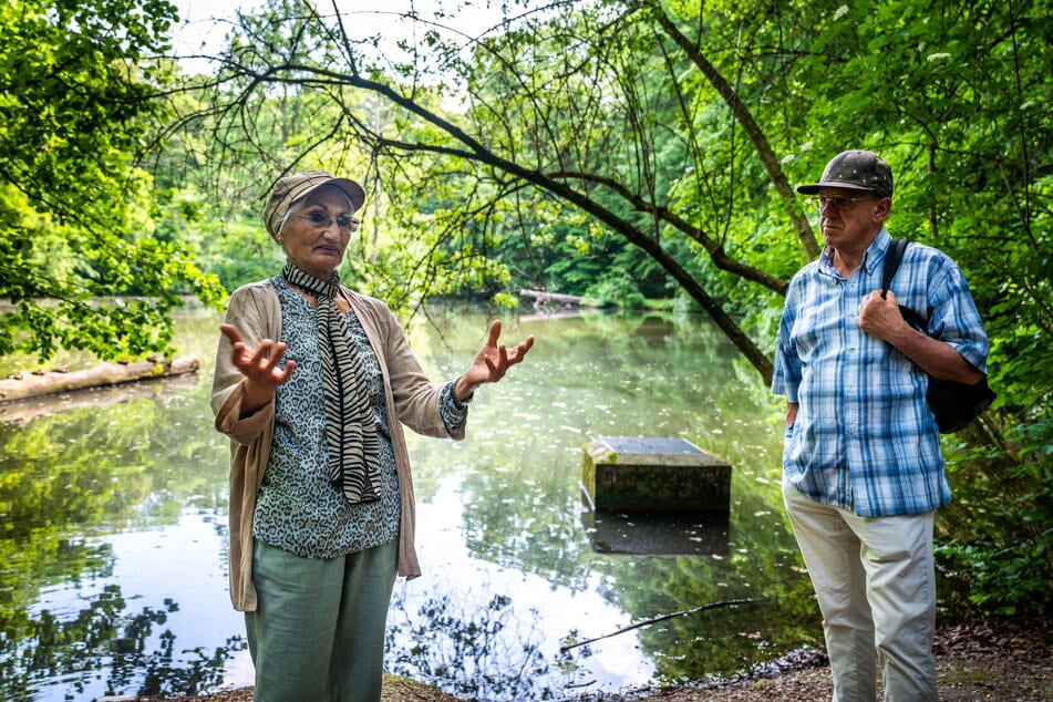 Im Altchemnitzer Wasserwerkspark stehen Robina (71) und Jürgen Günkel (71) am Teich. Ihnen fehlt eine Bank zum Verweilen.