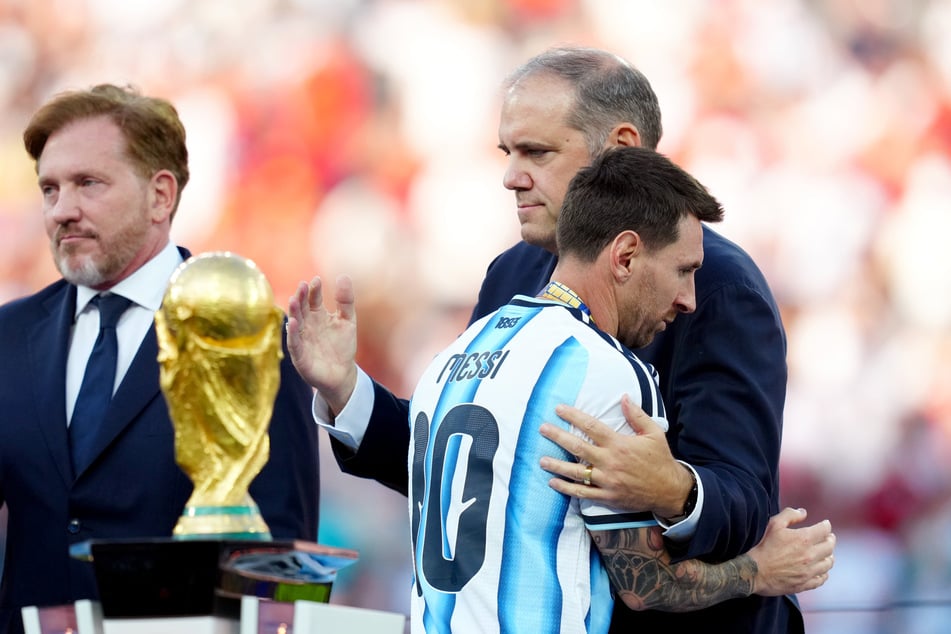 Anders als vor vier Jahren musste Lionel Messi (v.) den WM-Pokal stehen lassen.