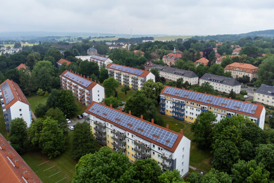 Solarfelder auf den Dächern in der Albert-Schweitzer-Straße.