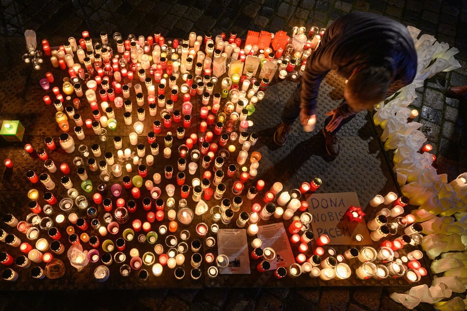 Die 1500 Kerzen stehen für die Zahl von Corona-Opfern, die es seit Ausbruch der Pandemie bereits in Dresden gegeben hat.