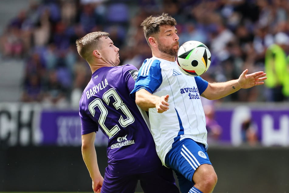 David McDaid (34, r.), hier gegen Aue-Spieler Anthony Barylla (27), war vom Hinspiel sichtlich begeistert.