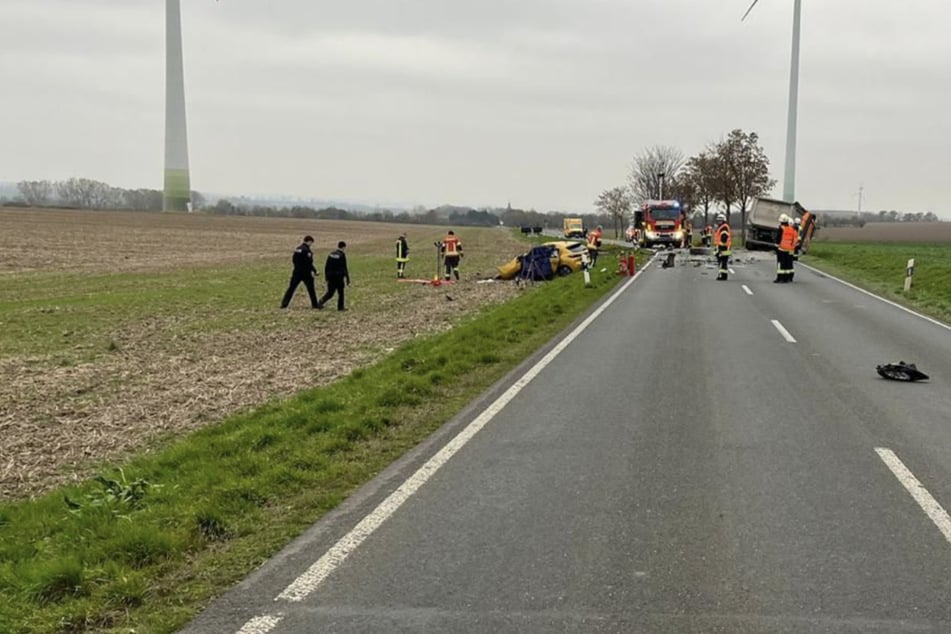 Die Einsatzkräfte sperrten die Landstraße nach dem tödlichen Unfall und leiteten die Ermittlungen ein.