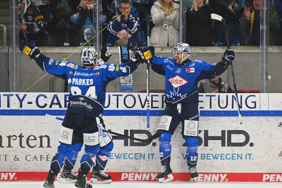 Andrew Yogan (34, r.) verlässt die Dresdner Eislöwen und wechselt nach Norwegen.