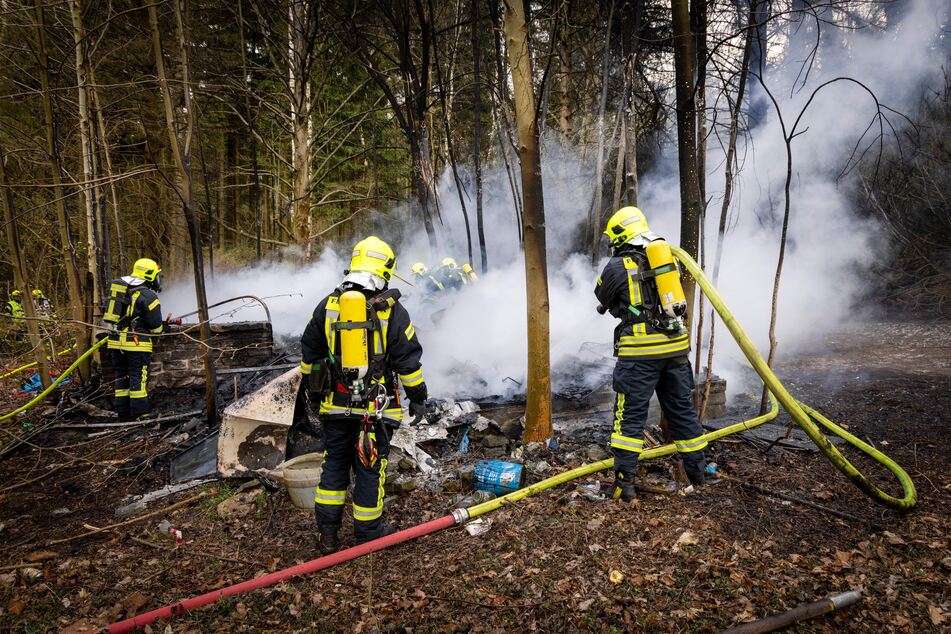 In Annaberg-Buchholz stand am späten Nachmittag eine Hütte in Flammen.