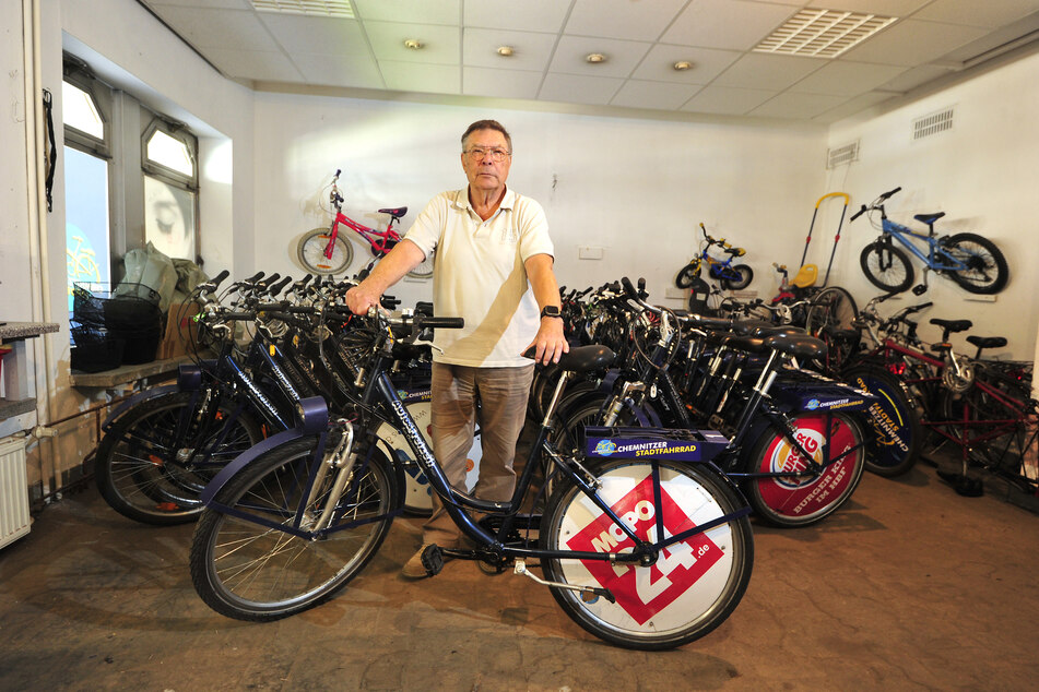 Peter Prasatko (80) hat in diesem Jahr schon viele Stadtfahrräder verliehen.