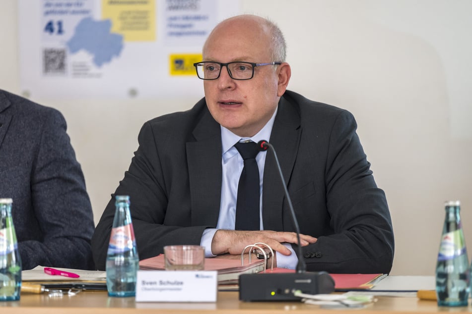 OB Sven Schulze (54, SPD) muss jetzt mit dem Stadtrat um die Millionenpläne für Chemnitz ringen.
