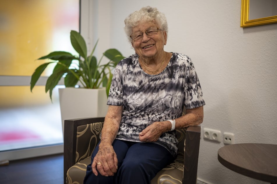 Gertraude Richter (94) freut sich auf das gemütliche Beisammensein mit anderen Heimbewohnern.