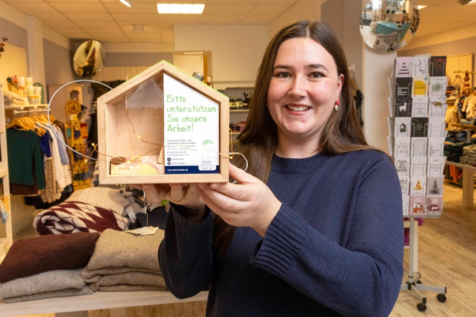 Gänseblum-Mitarbeiterin Hannah Cook (26) mit der Spendenbox, die die Geschäfte nun auch über die Adventszeit hinaus an der Kasse stehen haben wollen.