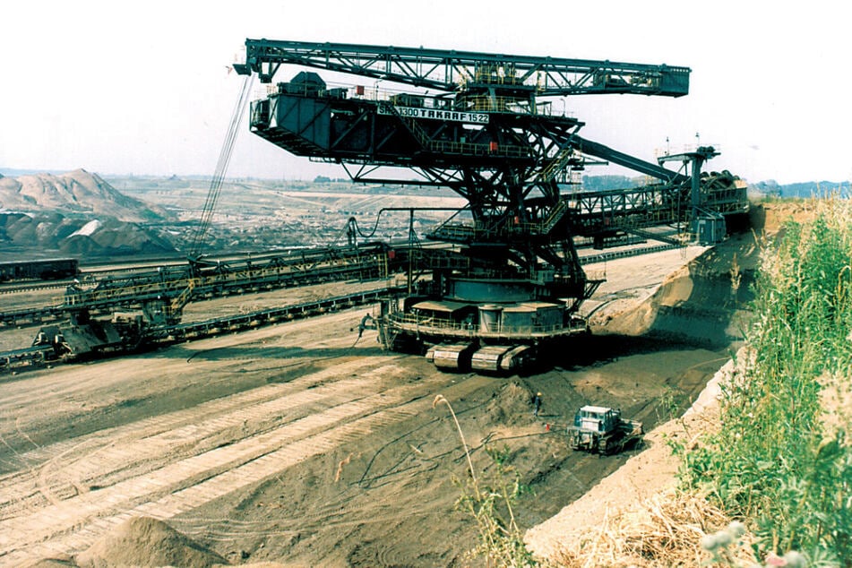 Bis 1990 bewegten Kohlebagger in Cospuden insgesamt 87 Millionen Kubikmeter Abraum.