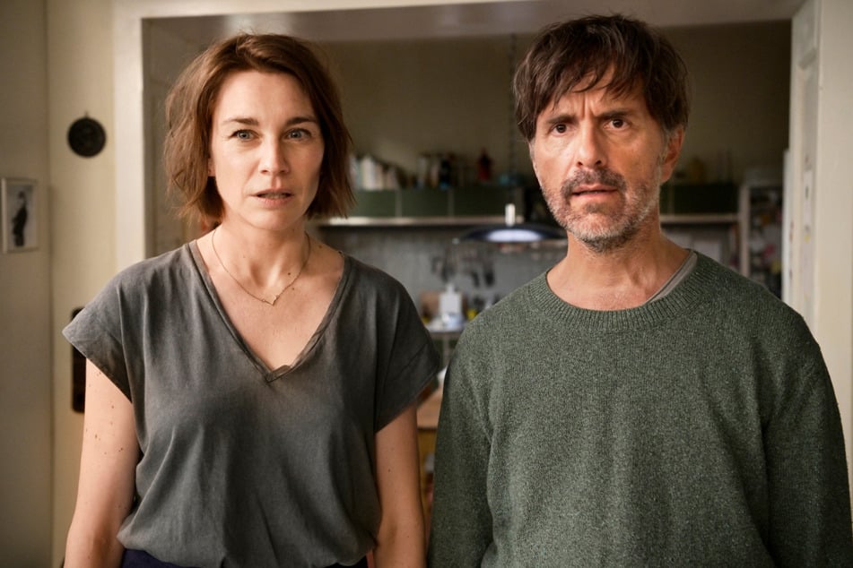 Christiane Paul (51) und Christoph Maria Herbst (59) in einer Szene der Komödie "Es ist nur eine Phase, Hase".