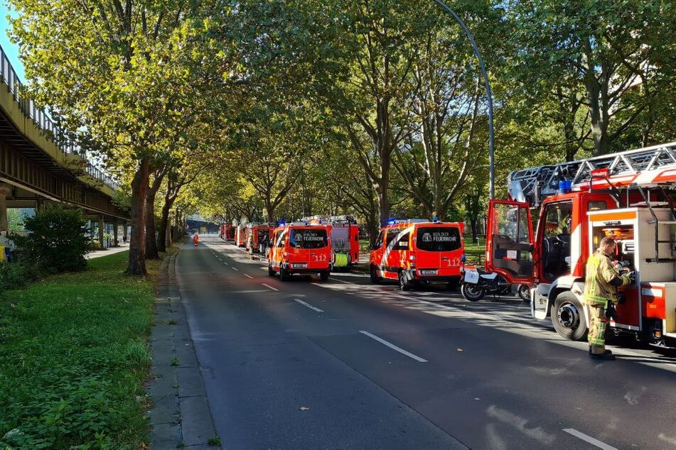 Die 105 Kameraden der Berliner Feuerwehr haben ihren Einsatz um circa 15 Uhr erfolgreich beendet.