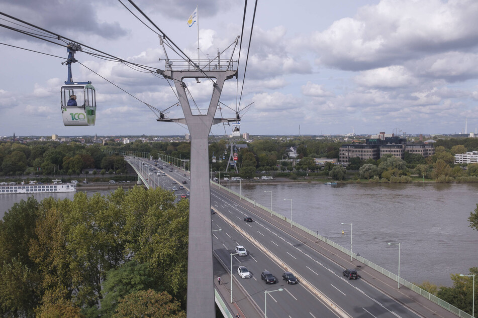 Die Kölner Zoobrücke ist eine wichtigste Verkehrsachse über den Rhein. Wegen einer Zustandsüberprüfung muss sie in den nächsten Wochen immer wieder in Teilen gesperrt werden. (Archivbild)