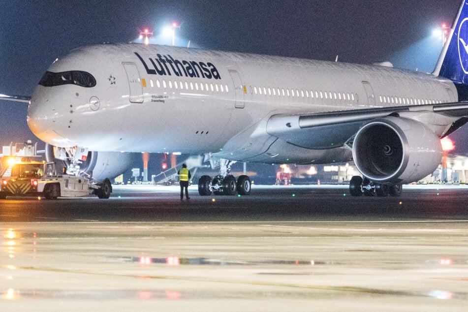 Für den Passagier kam nach dem medizinischen Notfall an Bord der Lufthansa-Maschine jede Hilfe der Rettungskräfte zu spät. (Symbolbild)