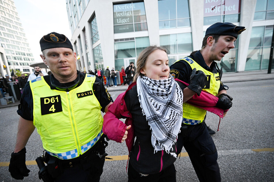 Greta Thunberg (21) wird in Malmö von zwei Polizisten abgeführt.