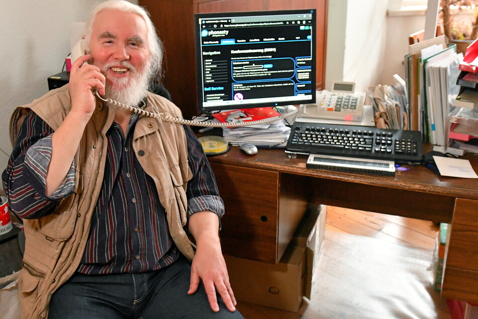 Peter Müller (66) bespricht einmal pro Woche mit Senioren Bücher am Telefon.