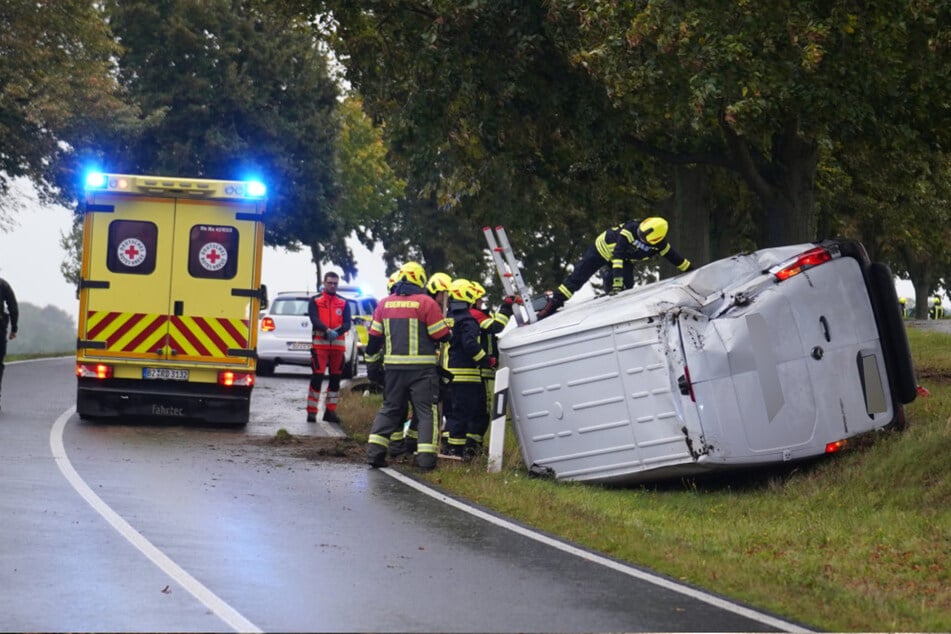 Auf der S100 ist ein Paketauto schwer verunfallt.
