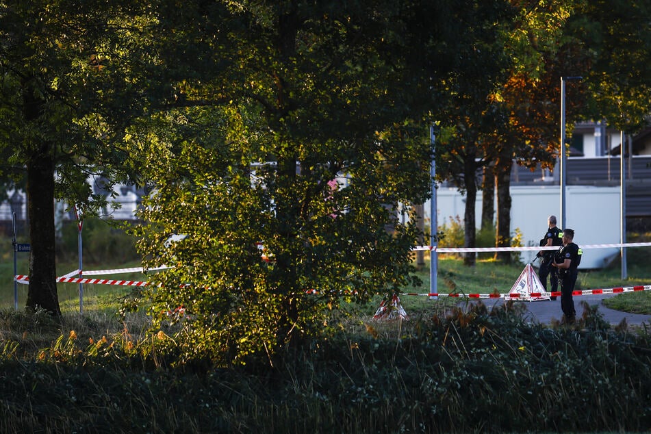 Die Polizei hat den Bereich rund um die Pferderennbahn abgesperrt.