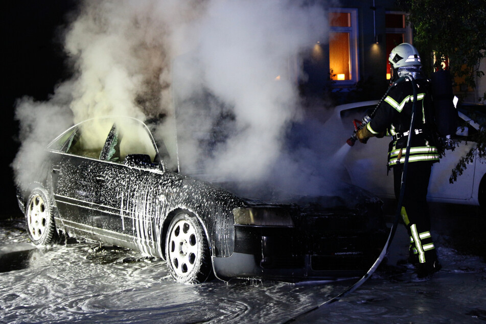 Die Feuerwehr konnte ein Ausbrennen des Wagens nicht mehr verhindern.
