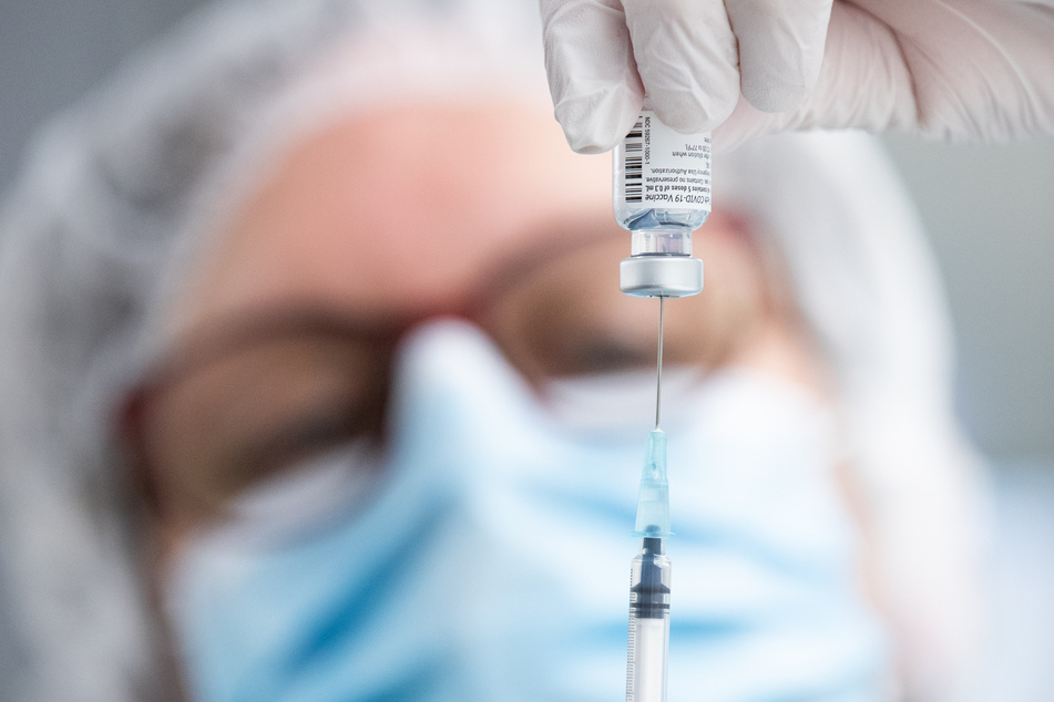 Geimpft wurden in Deutschland bisher vor allem alte Menschen, Personal in Krankenhäusern und Altenheimen sowie Pflegeheimbewohner.
