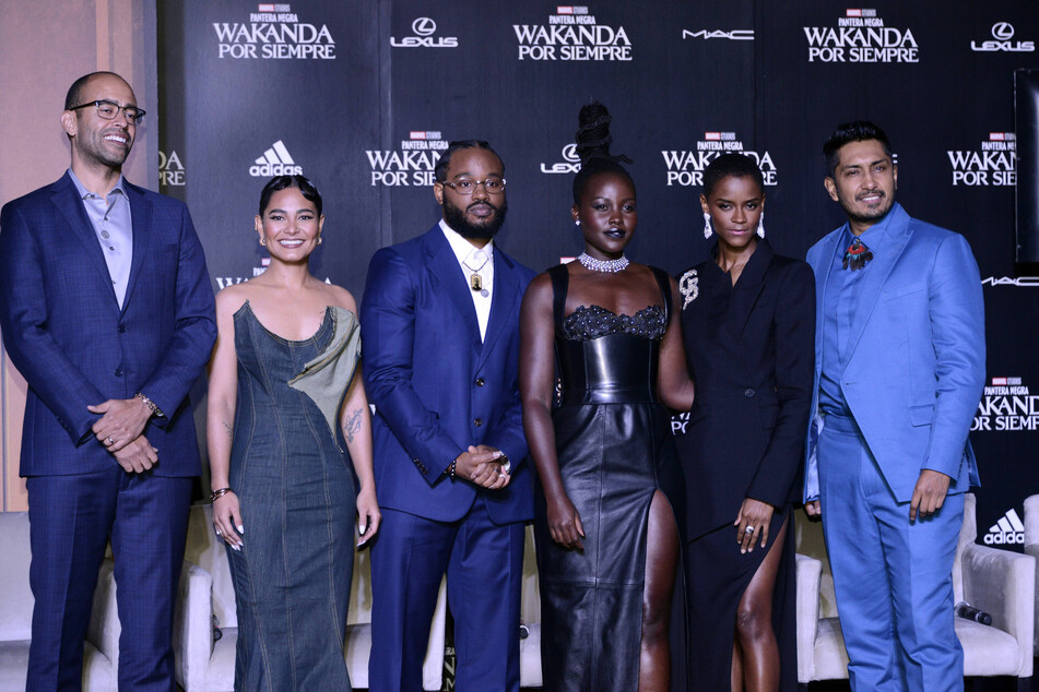 The cast of Black Panther: Wakanda Forever pose with director Ryan Coogler (m) at the movie's premiere in Mexico.