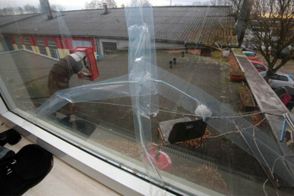 Risse in Fensterscheiben wurden notdürftig mit Klebeband repariert.