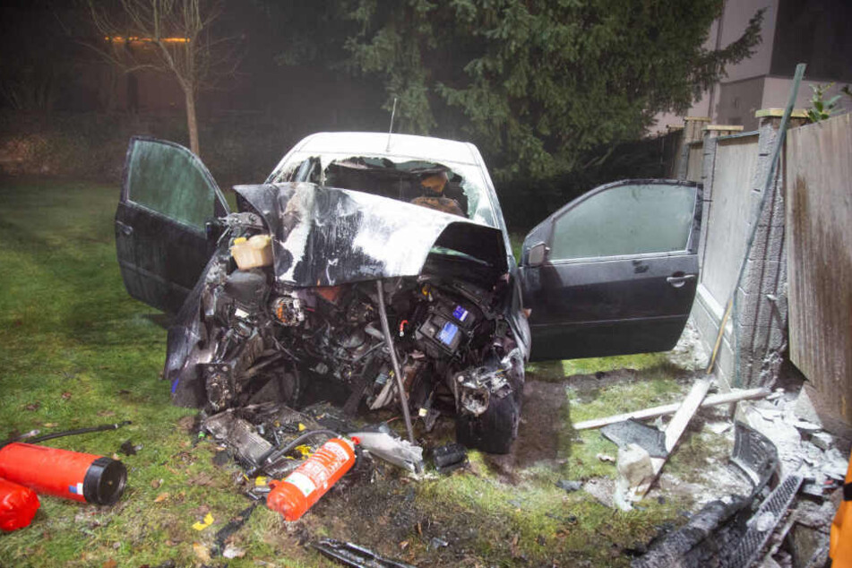 Das Auto wurde bei dem Unfall schwer beschädigt.