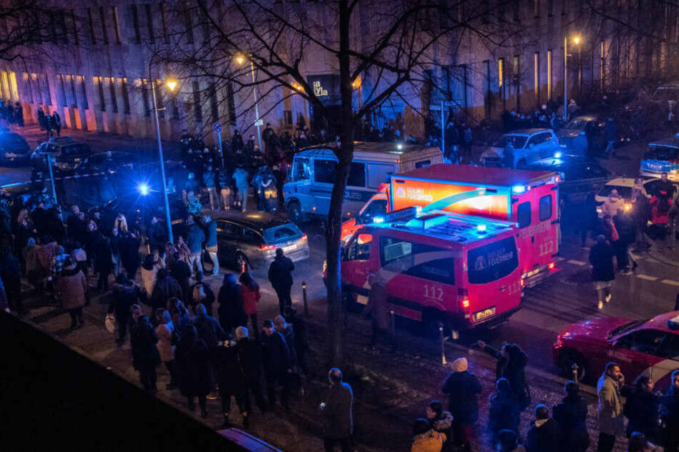 Rettungskräfte und Schaulustige stehen am Tempodrom.