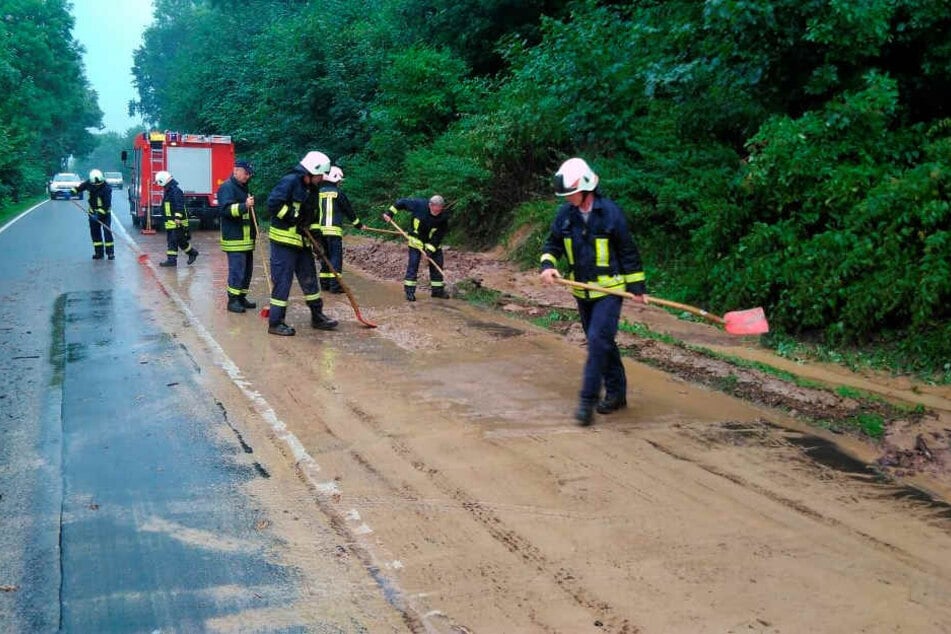 Vollsperrung auf der B6: Mit einem Radlader und vielen Schaufeln schafften
Feuerwehrleute Schlamm und Steine
beiseite.