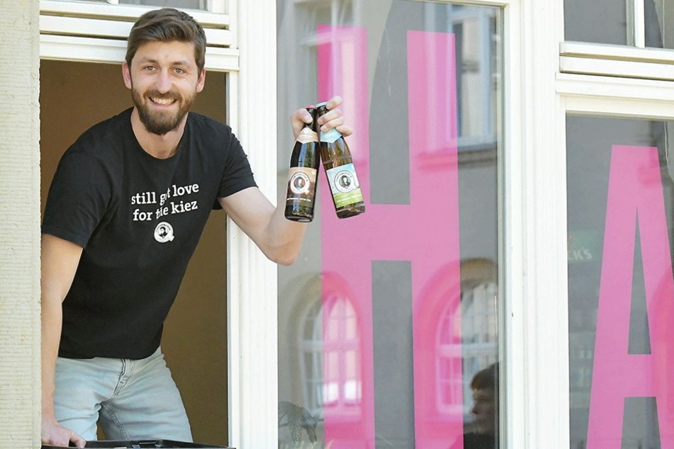André Weigold (29) beliefert rund 120 Geschäfte und Spätis mit den verschiedenen "Quartiermeister"-Sorten, auch das Café Oha in der Güntzstraße.