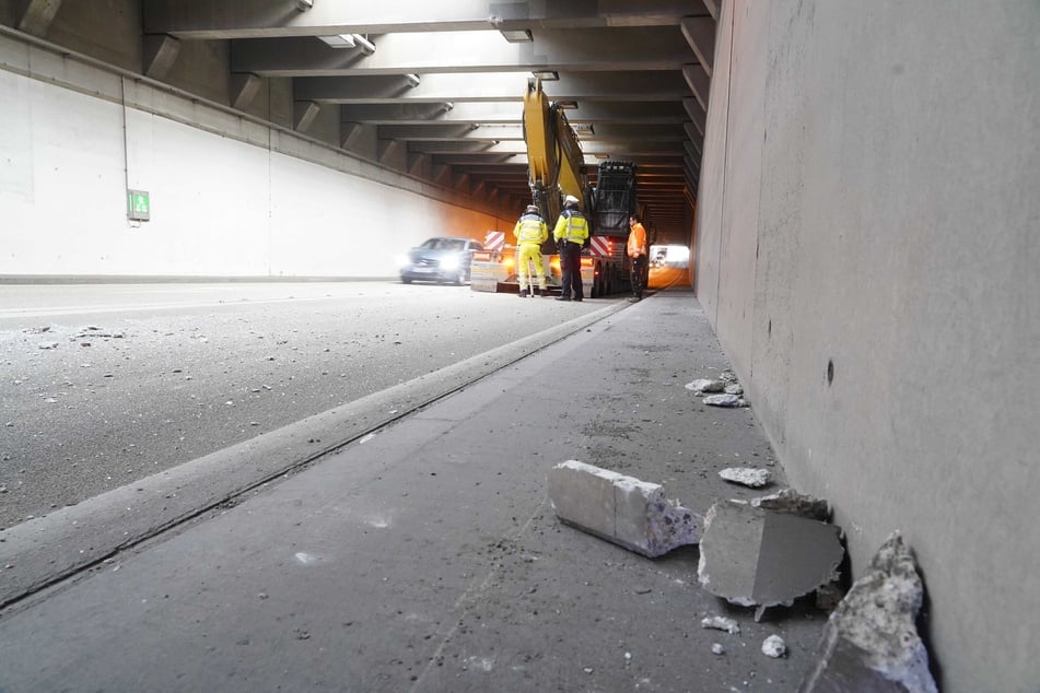 Herabgestürzter Beton zeugte von dem gewichtigen Vorfall im Tunnel.