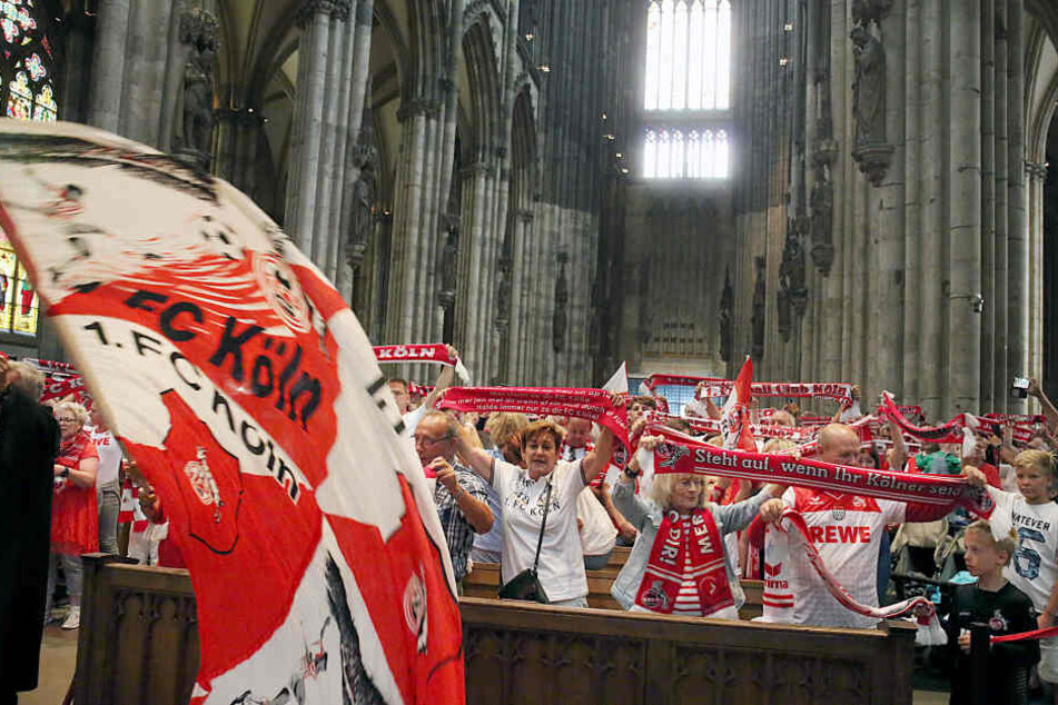 Am Freitagnachmittag kamen Tausende FC-Fans zu einer Andacht in den Kölner Dom (Archivbild).