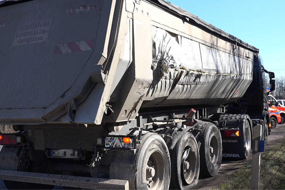 Der Auflieger dieses Sattelschleppers wurde anscheinend bei dem Unfall beschädigt.