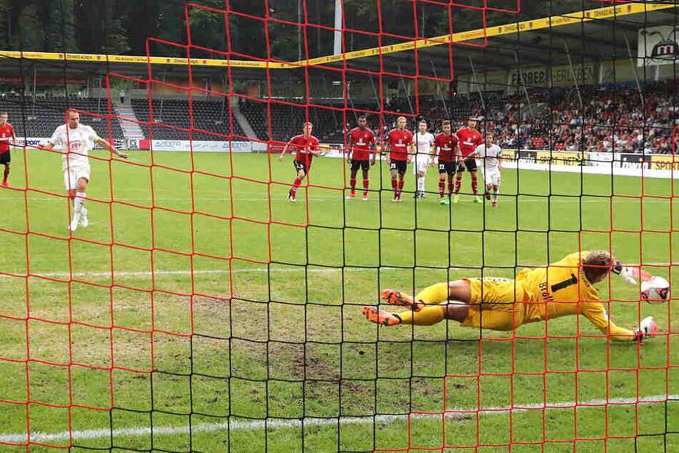 Drei von drei Elfmetern parierte Kevin Broll in der Vorsaison. In dieser Szene pariert er jenen von Zwickaus Toni Wachsmuth.