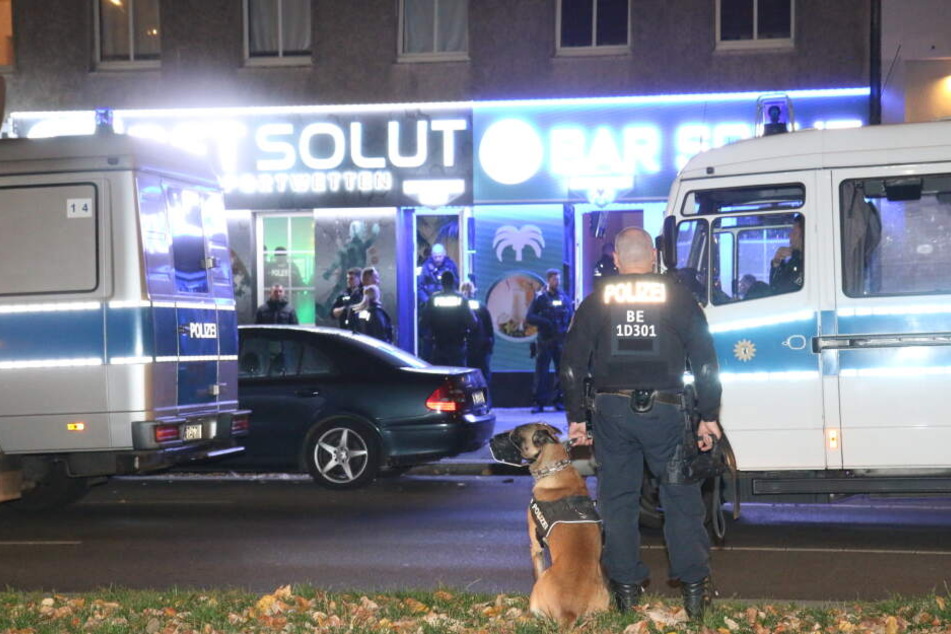 Dabei ging den Beamten offenbar auch ein gesuchter Kinderschänder ins Netz.