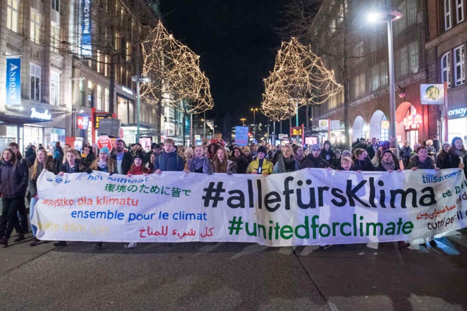 Hunderte Demonstranten zogen durch die Hamburger Innenstadt.