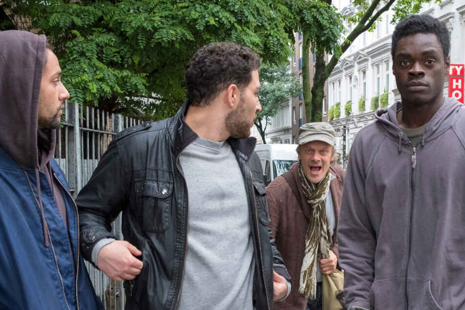 "Unterwerfung": Auf dem Weg ins Theater wird der Schauspieler Edgar Selge (Edgar Selge, Mitte hinten) von jungen Ausländern belästigt. Danach vermisst er seine Geldbörse und fasst einen übereilten Verdacht.