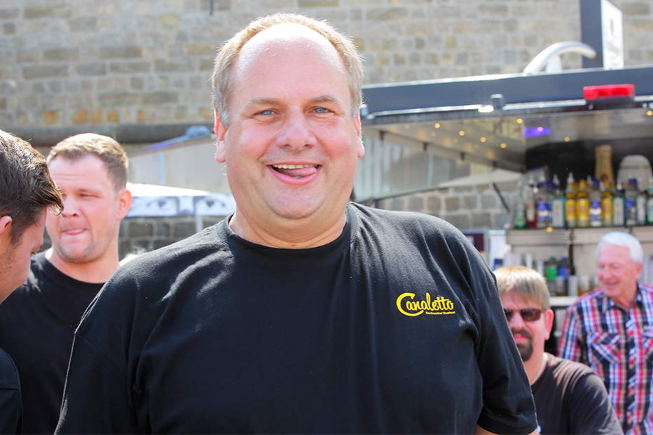 Rundes Gesicht, deutlich erkennbares Doppelkinn. OB Dirk Hilbert vor wenigen Wochen beim Dresdner Stadtfest.