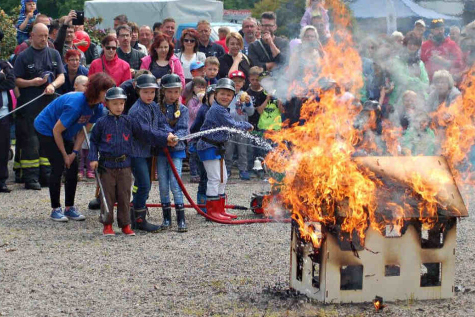Wer mutig ist, darf beim Löschen eines kleinen Brandes helfen.