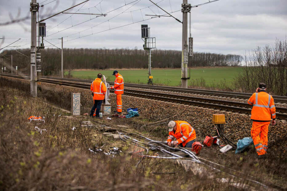 Bahnarbeiter tauschen nach einem Brandanschlag 2017 in Rückmarsdorf verschmorte Signalkabel aus. Nach dem gleichen Muster gab es auch in dieser Nacht Anschläge auf Signaltechnik der Bahn. (Archivbild)