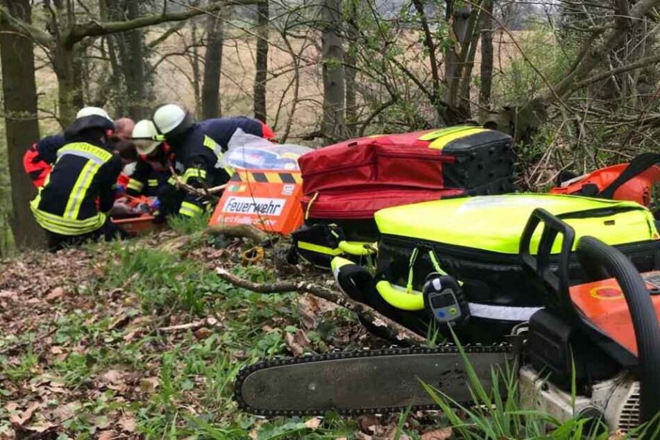 Die Feuerwehr rettete den Mann aus seiner Notlage in einem Wald.