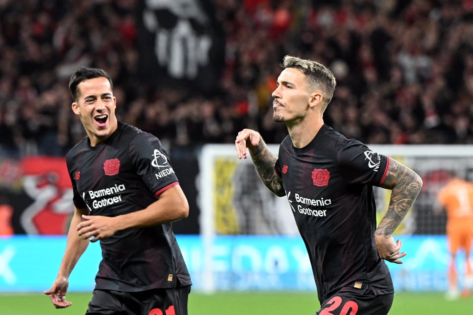 Alejandro Grimaldo (30, r.) könnte Bayer 04 Leverkusen im Sommer verlassen.