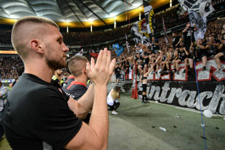 Ante Rebic bedankt sich nach dem Spiel gegen Straßburg bei den Fans. Seine Sperre nach der roten Karte wurde von von fünf auf vier Spiele reduziert.