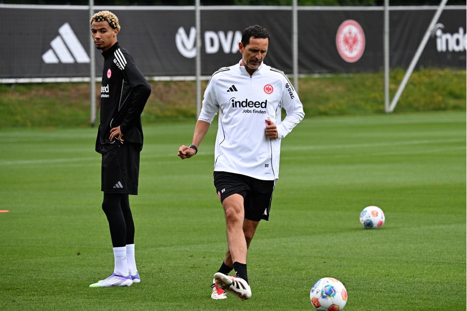 Beim Trainings-Auftakt der Eintracht durfte Trainer Dino Toppmöller (44, r.) auch Hugo Ekitiké (23) begrüßen.
