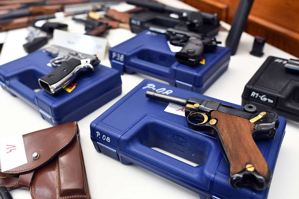 Pistolen und Revolver gehörten ebenfalls zum Fund und wurden beschlagnahmt.