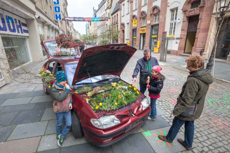 Der Kreativität bei "Zwickau blüht auf" waren keine Grenzen gesetzt, wie dieser zum Blumentopf umfunktionierte Renault beweist.