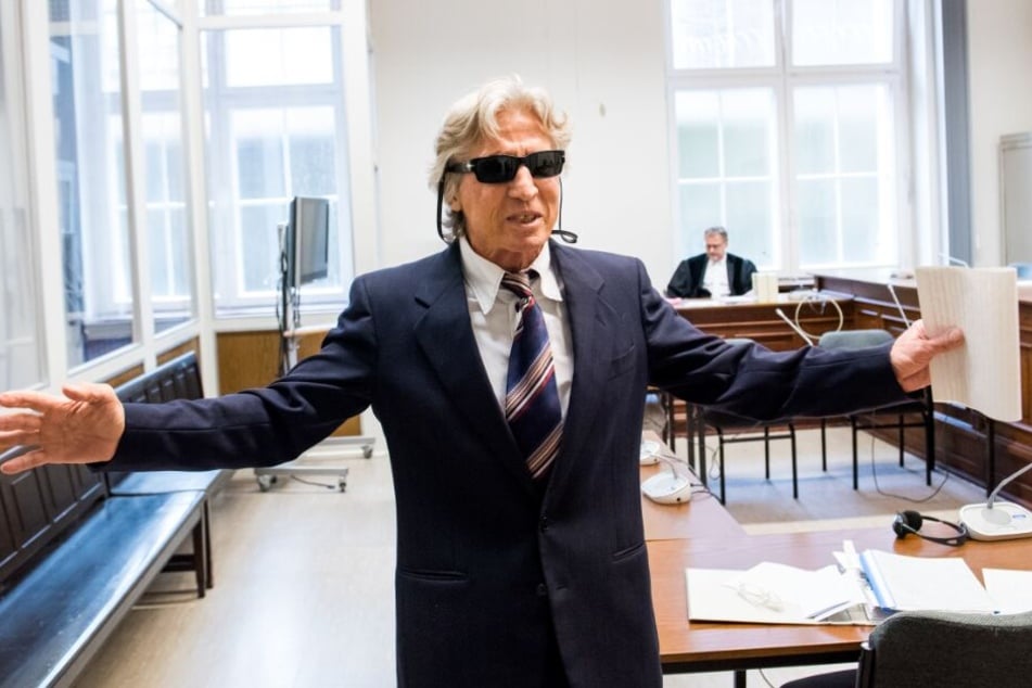 Michael Jauernik gestikuliert vor den Journalisten.