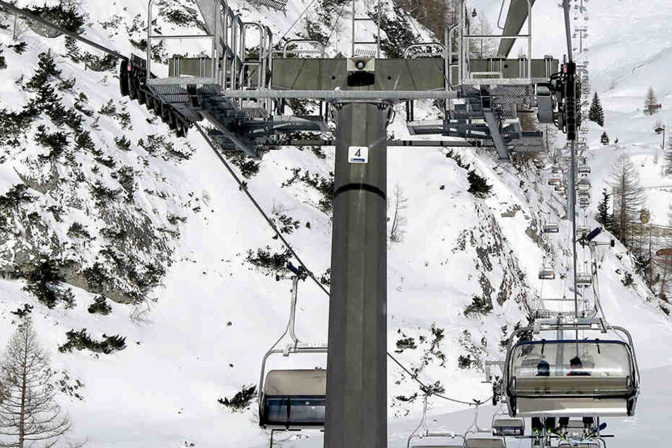 Bei der Fahrt mit einer Seilbahn stürzte das Kind acht Meter in die Tiefe.